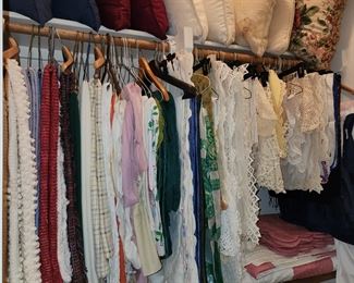 Throw Pillows - Tablecoths - Linens