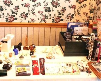 The "goodie table" is full of a wonderful mixture of interesting items.  A Coach purse, football signed by Joe Montana, San Francisco 49ers quarterback, Thomas Kinkade ornaments, costume jewelry, Art Of The Shave items, miniatures and more.  