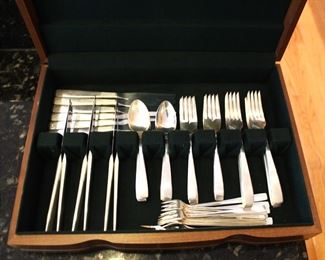 Oneida hotel plate flatware in box.