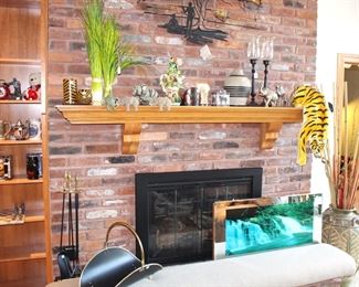 Lots of safari themed decorative objects.