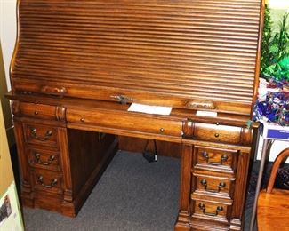 Oak roll top desk, very nice quality by Shenandoah Valley Furniture Co.  Roll top desks are great to have.  Messy desk?  Pull down the roll top and no one will ever know what a mess it is!