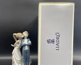 LLADRO fine SPANISH PORCELAIN LETS MAKE UP COUPLE FIGURINE #05555
