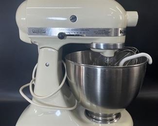 1980s KITCHEN AIDE MIXER WITH BOWL MIXING ACCESSORIES
