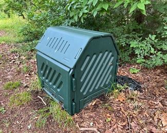 Rubbermaid compost bin