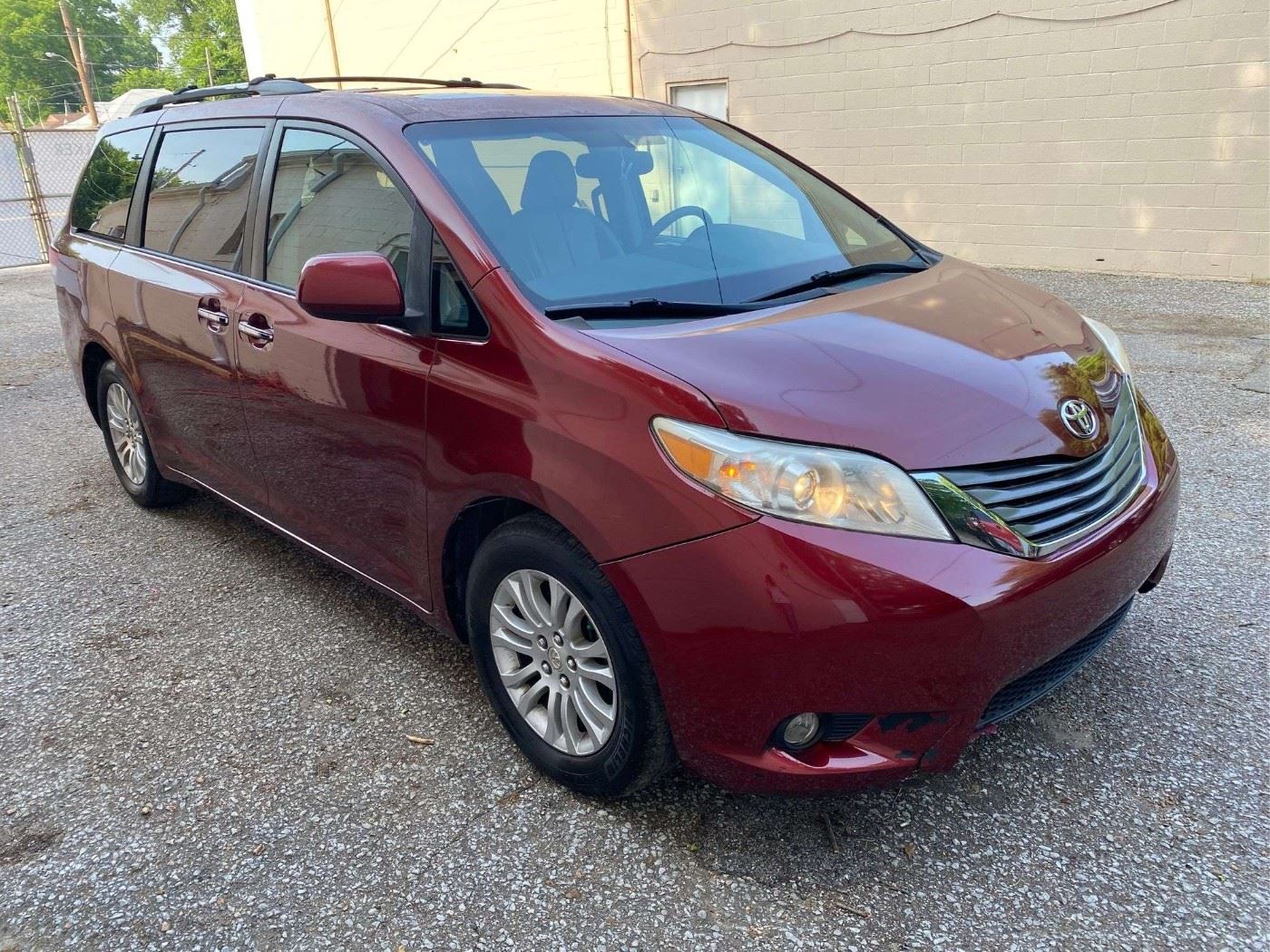 two-great-minivans-at-auction-in-memphis-tn-starts-on-6-13-2023