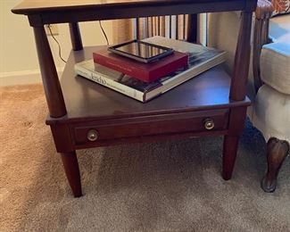 Pretty Drexel end table pair.