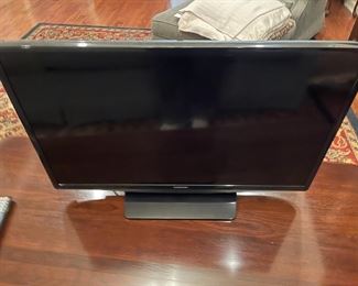 Samsung TV w/ Remote Model UN28H4000AF