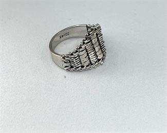 14K white gold ring with a flexible front. 4.50 gr --- $180.-