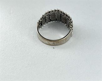 14K white gold ring with a flexible front. 4.50 gr --- $180.-