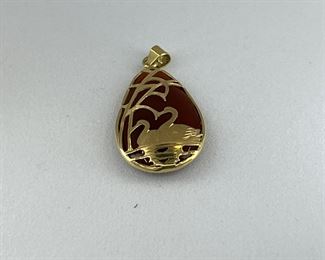 14K yellow gold with a teardrop pendant and agate stone. 3.00 gr --- $120.-