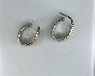 14K white gold earrings with yellow pattern. 2.70 gr --- $110.-