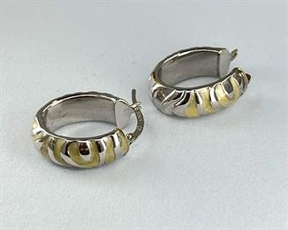 14K white gold earrings with yellow pattern. 2.70 gr --- $110.-