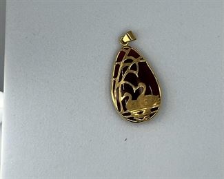 14K yellow gold with a teardrop pendant and agate stone. 3.00 gr --- $120.-