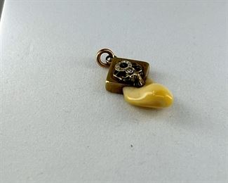 14K yellow gold Pendant with an animal tooth. 3.40 gr --- $135.-