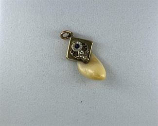 14K yellow gold Pendant with an animal tooth. 3.40 gr --- $135.-