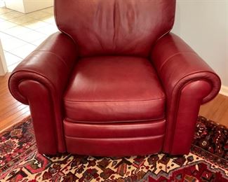 LEATHER RECLINER IN EXCELLENT CONDITION