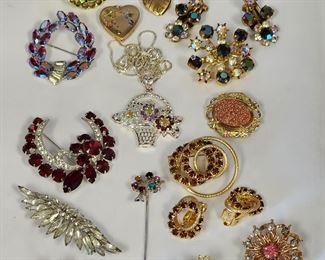 Lots of beautiful jewelry available!