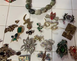Fun costume jewelry: cats, bats, snakes and lizards. 