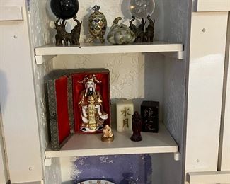 All kinds of great doo dads and knick knacks 