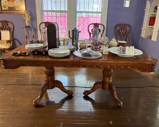 Beautiful dining room table. Has two extra leaves and 6 matching chairs. 