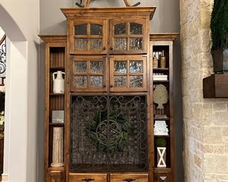 Wonderful accessories on each side of the fireplace!