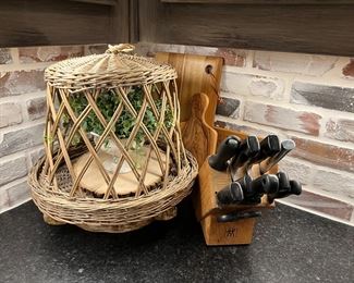Cutting boards, cool basket decor, wonderful block and knives!