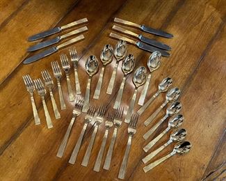 Towel Gold silverware. Service for 6.