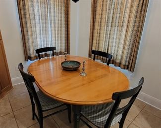 Cute kitchen seating set! Pass the syrup, please.