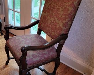 The dining set comes with 6 chairs, 2 of which have arms.
