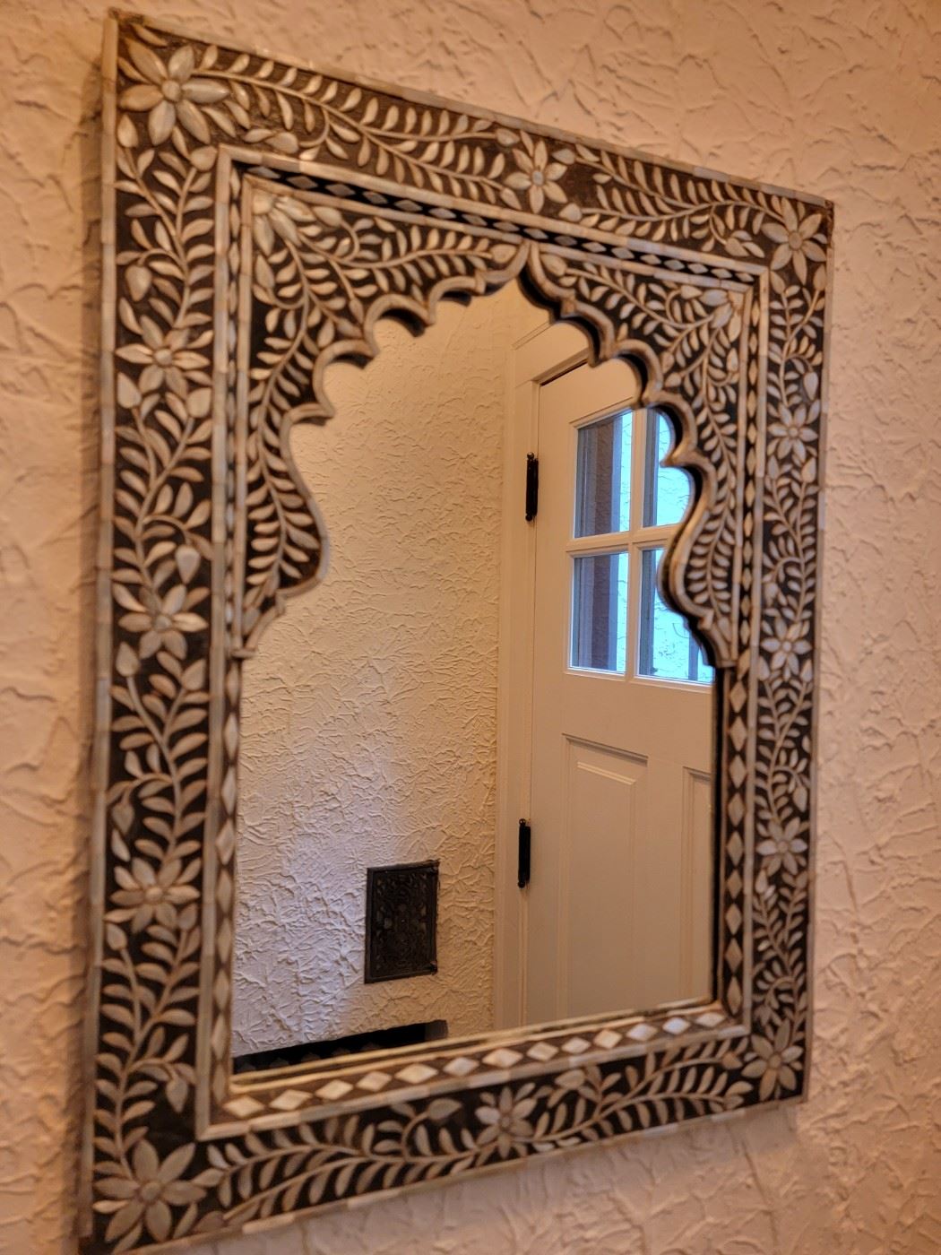 Gorgeous and unique mirror to great your guests, or maybe to check your lipstick before going out into the wide, wild world!