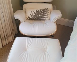 Calm down everyone....this is NOT an Eames chair! But it sure looks like one, doesn't it?! Love it ❣️