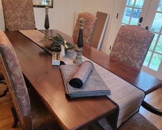 Another glamour shot of that Ralph Lauren dining set ;)
