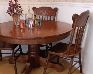 Round oak table, oak dining chairs