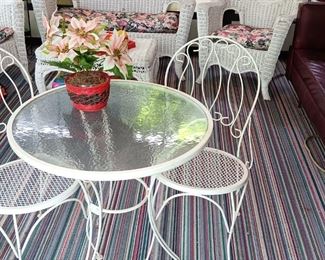 W I table and chairs