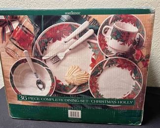 HomeTrends 36 Piece Complete Dining Set Chirstmas Holly 