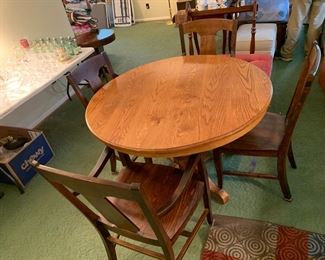 #53 Oak Round Pedistal Table w/4 Chairs (chairs don't match) 46x31 has an extra leaf $120.00