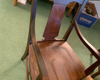 #53 Oak Round Pedistal Table w/4 Chairs (chairs don't match) 46x31 has an extra leaf $120.00