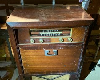 #107 Philco Antique Radio w/turntable (tube type) (turntable turns & powers on - doesn't play) $25.00