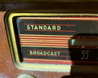 #107 Philco Antique Radio w/turntable (tube type) (turntable turns & powers on - doesn't play) $25.00