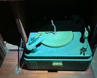 #107 Philco Antique Radio w/turntable (tube type) (turntable turns & powers on - doesn't play) $25.00