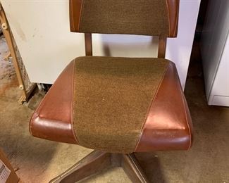 #124 Mid-Century Industrial Desk Chair on Wheels $100.00