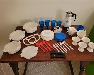 Vintage kids Corning ware set. 