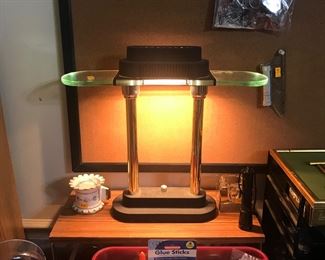Modern desk lamp featuring continuous illumination level setting