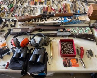 Daisy. Model 99 champion target BB gun with box, frontier cap rifle. Pellet gun.