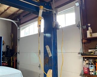 Hydraulic lift for automobile