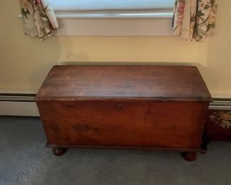 Blanket chest with secret compartment