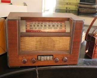 Antique tube radio