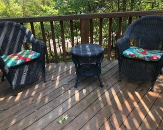 Beautiful wicker patio set.  
Color is teal

$150
