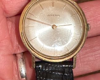 Item 246: 14K Juvenia Mens Watch: $445