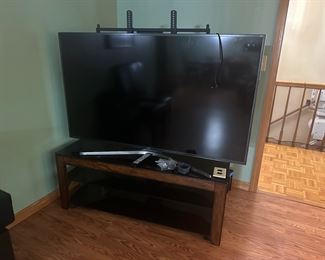 FLATSCREEN TV / ENTERTAINMENT STAND